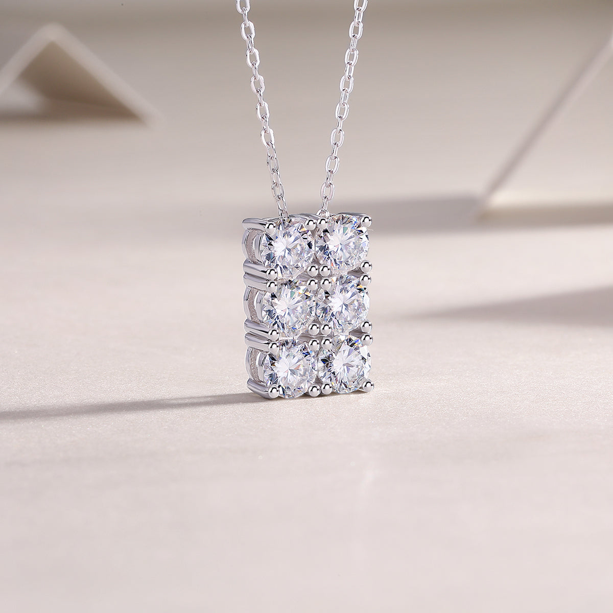Grand Round - A Fashionable And Luxurious Diamond Jewelry Piece Set With 0.5-carat And 0.3-carat Moissan Diamonds, S925 Sterling Silver And Platinum-plated Pendant
