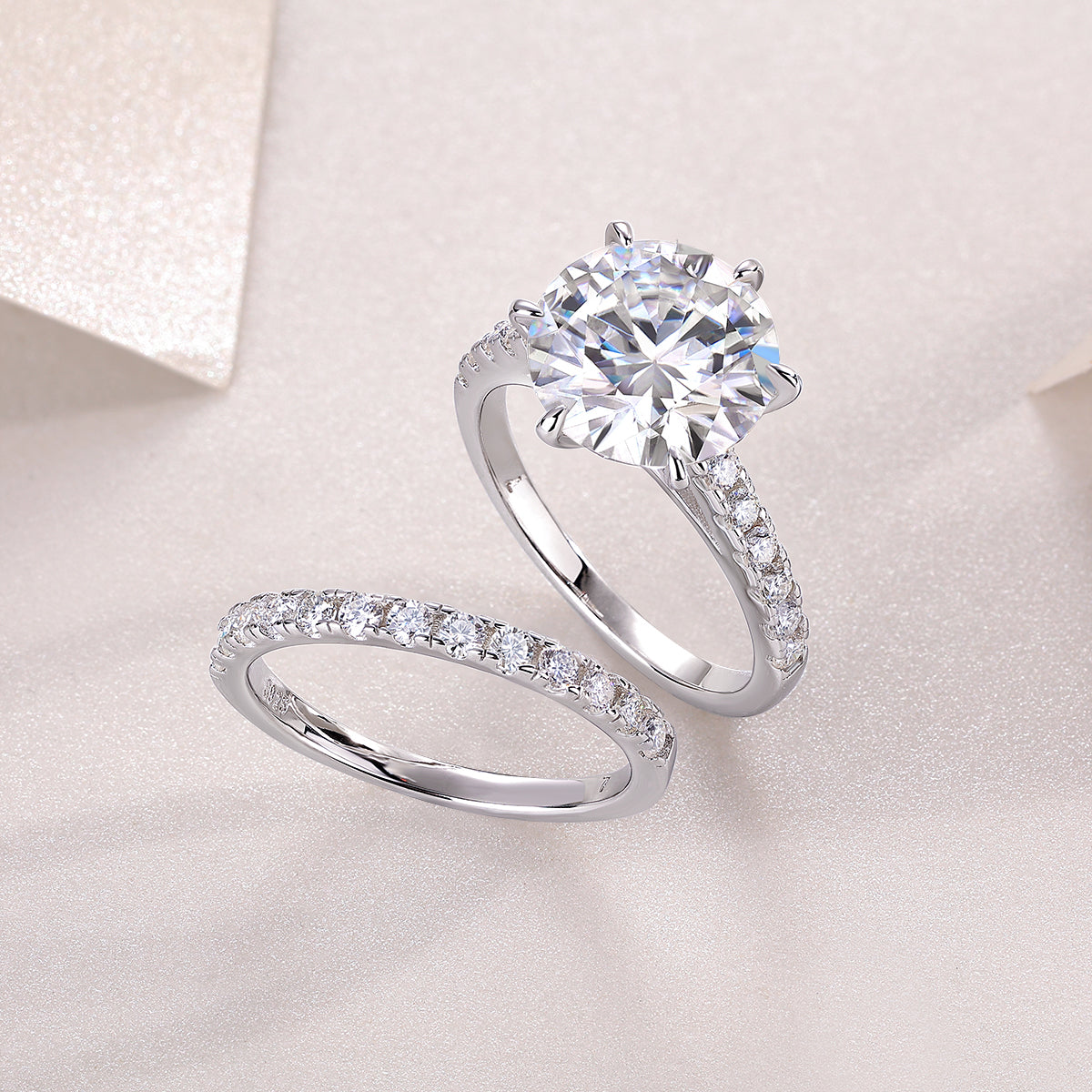 Arrange Large Diamond Rings Luxuriously And Fashionably Set With Moissanite Silver Rings